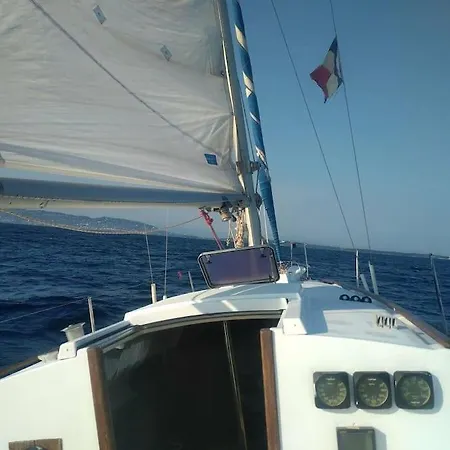 Botel Joli Voilier *