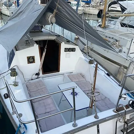 Joli Voilier Botel